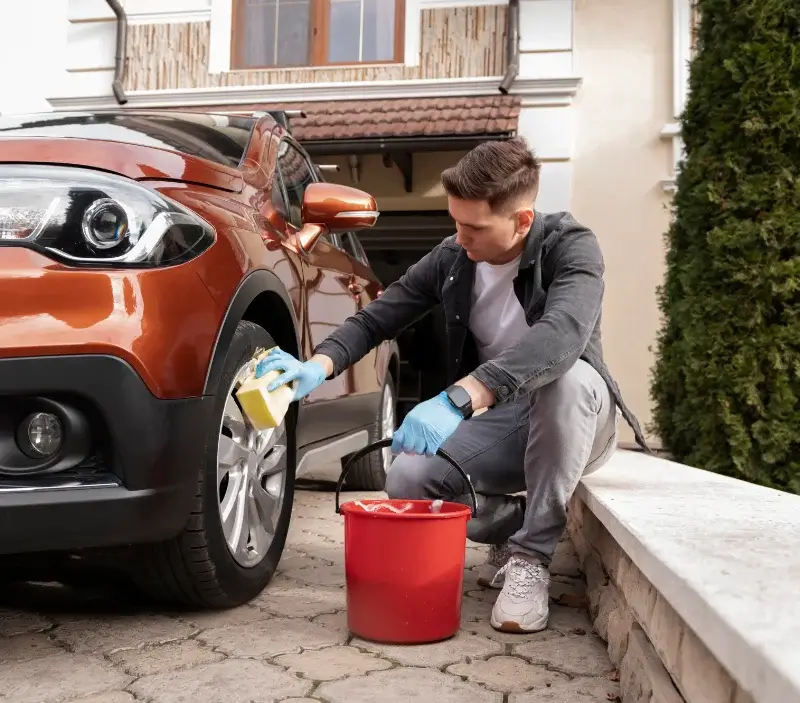 Lavage auto à domicile Mathieu : professionnel intervenant sur un véhicule